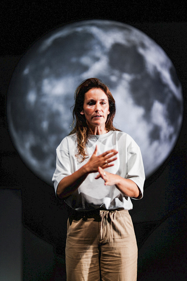 marjolijn_van_heemstra_-_maankoorts_c_julian_maiwald-4.jpg