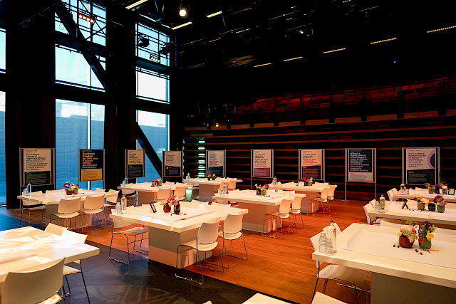 zaal_2_diner_tafels_vu_bijeenkomst_nationale_dialoog_academische_vrijheid_21052026-08520.jpg